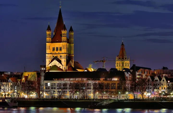 Altstadt und Rhein