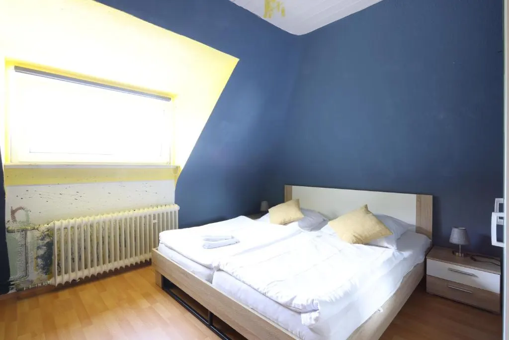 Tweepersoonskamer met twee bedden en meerzicht 3