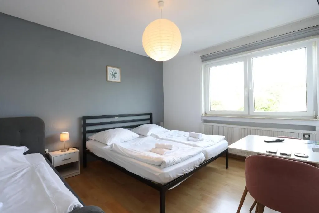 Tweepersoonskamer met twee bedden en meerzicht 2