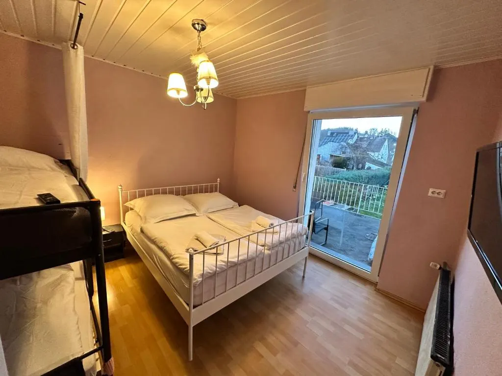 Tweepersoonskamer met twee bedden en meerzicht 4